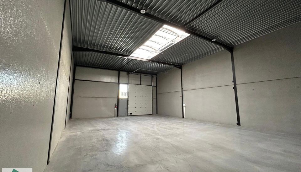 -SUMMERDEAL- 
In het nieuwe bedrijvenpark &ldquo;Thea&rdquo; biedt KUPA IMMO nieuwe magazijnen te huur aan.
De Careelstraat ligt in het zuiden van Tielt, in een zone die vooral gericht is op KMO&rsquo;s, logistiek en ambachtelijke bedrijven. De site bevindt zich op s