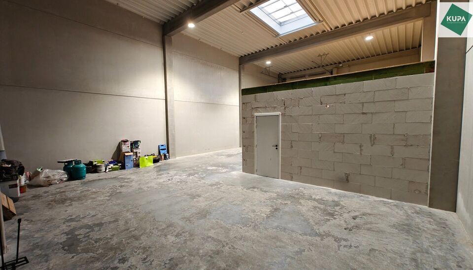 Dit magazijn van 187 m&sup2; met twee privatieve staanplaatsen is gelegen in het bedrijvencomplex Bilkhage te Waregem en geniet van een uitstekende bereikbaarheid nabij de expresweg, N43, R35 en E17. Dankzij deze strategische ligging vormt het pand een ideale