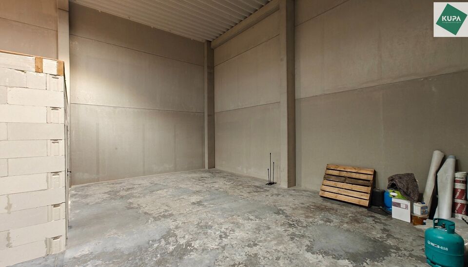 Dit magazijn van 187 m&sup2; met twee privatieve staanplaatsen is gelegen in het bedrijvencomplex Bilkhage te Waregem en geniet van een uitstekende bereikbaarheid nabij de expresweg, N43, R35 en E17. Dankzij deze strategische ligging vormt het pand een ideale