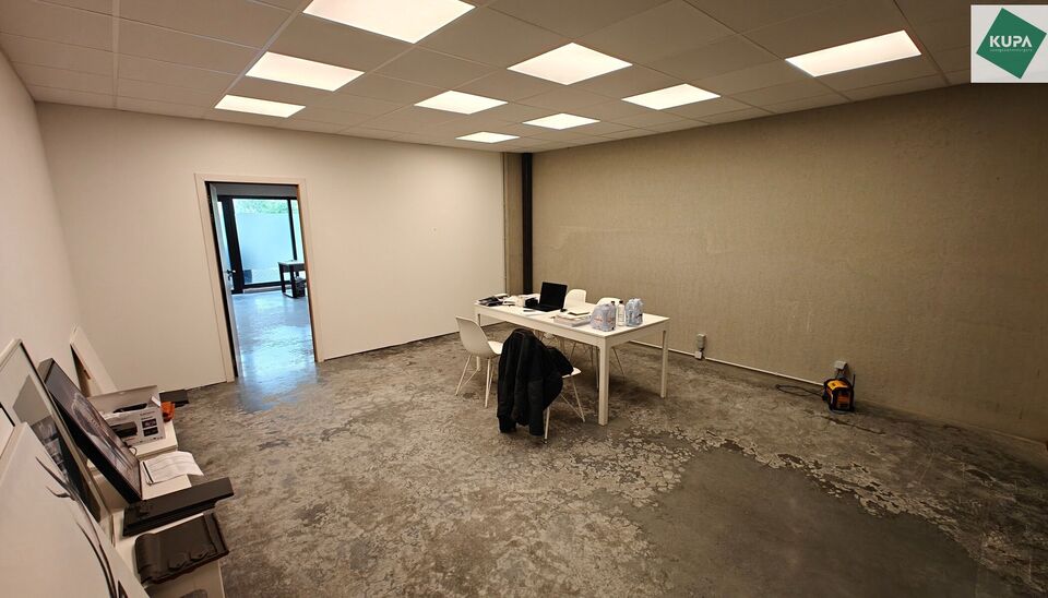 Dit magazijn van 187 m&sup2; met twee privatieve staanplaatsen is gelegen in het bedrijvencomplex Bilkhage te Waregem en geniet van een uitstekende bereikbaarheid nabij de expresweg, N43, R35 en E17. Dankzij deze strategische ligging vormt het pand een ideale