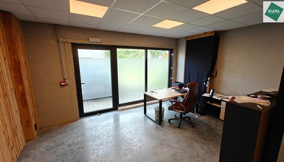 Dit magazijn van 187 m&sup2; met twee privatieve staanplaatsen is gelegen in het bedrijvencomplex Bilkhage te Waregem en geniet van een uitstekende bereikbaarheid nabij de expresweg, N43, R35 en E17. Dankzij deze strategische ligging vormt het pand een ideale