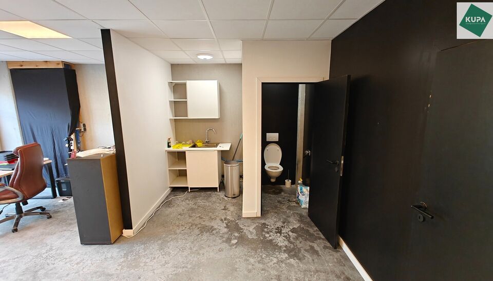 Dit magazijn van 187 m&sup2; met twee privatieve staanplaatsen is gelegen in het bedrijvencomplex Bilkhage te Waregem en geniet van een uitstekende bereikbaarheid nabij de expresweg, N43, R35 en E17. Dankzij deze strategische ligging vormt het pand een ideale