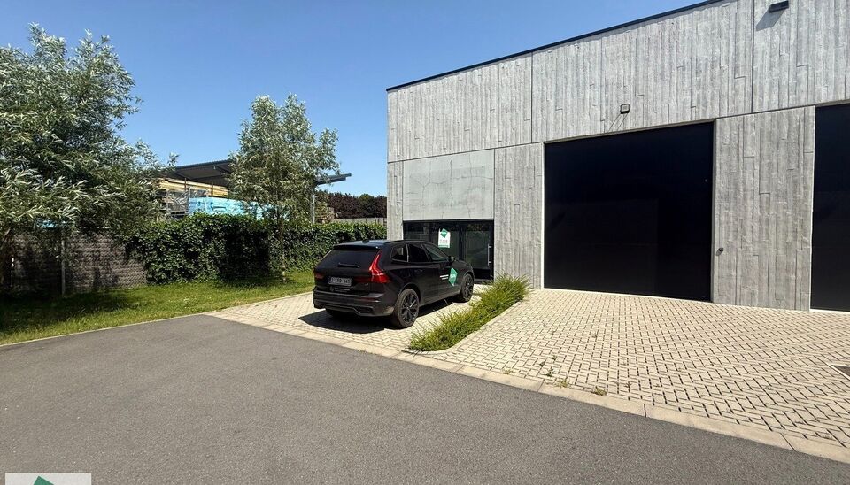 Dit magazijn van 187 m&sup2; met twee privatieve staanplaatsen is gelegen in het bedrijvencomplex Bilkhage te Waregem en geniet van een uitstekende bereikbaarheid nabij de expresweg, N43, R35 en E17. Dankzij deze strategische ligging vormt het pand een ideale