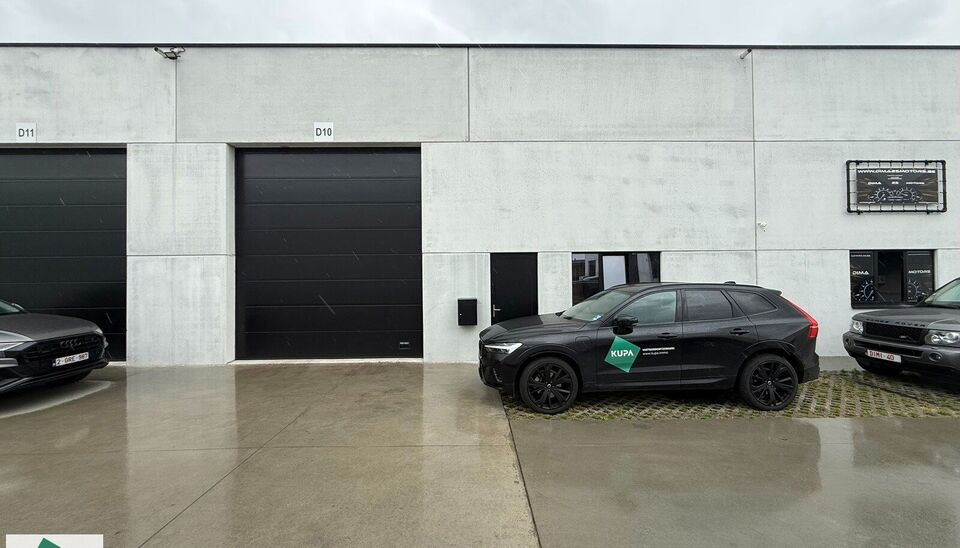 Deze KMO-unit geniet van een zeer goede ligging nabij de N43. Het magazijn heeft een oppervlakte van 312 m&sup2; en beschikt over 2 parkeerplaatsen voor de deur.
De unit is geschikt als opslagruimte en/of atelierruimte en biedt een praktische indeling voor di
