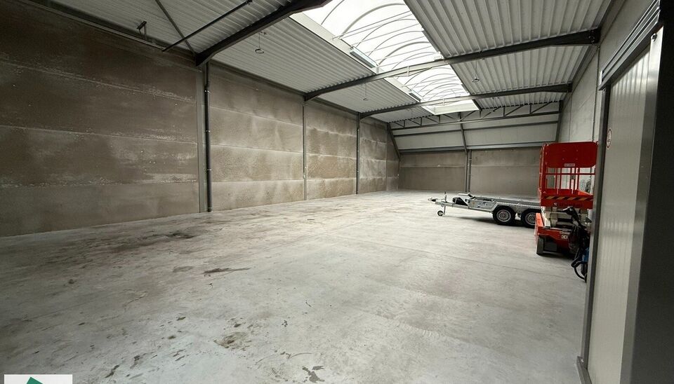 Deze KMO-unit geniet van een zeer goede ligging nabij de N43. Het magazijn heeft een oppervlakte van 312 m&sup2; en beschikt over 2 parkeerplaatsen voor de deur.
De unit is geschikt als opslagruimte en/of atelierruimte en biedt een praktische indeling voor di