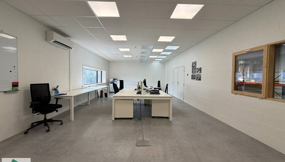 Bent u op zoek naar een functionele bedrijfsruimte met een combinatie van magazijn en kantoor op een strategische locatie? Dan is deze unit op bedrijvenpark Wielexco te Wielsbeke een interessante opportuniteit.
De bedrijfsruimte omvat 144 m&sup2; magazijnruim