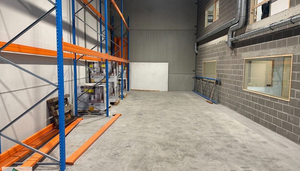 Bent u op zoek naar een functionele bedrijfsruimte met een combinatie van magazijn en kantoor op een strategische locatie? Dan is deze unit op bedrijvenpark Wielexco te Wielsbeke een interessante opportuniteit.
De bedrijfsruimte omvat 144 m&sup2; magazijnruim