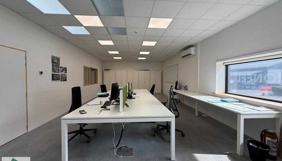 Bent u op zoek naar een functionele bedrijfsruimte met een combinatie van magazijn en kantoor op een strategische locatie? Dan is deze unit op bedrijvenpark Wielexco te Wielsbeke een interessante opportuniteit.
De bedrijfsruimte omvat 144 m&sup2; magazijnruim