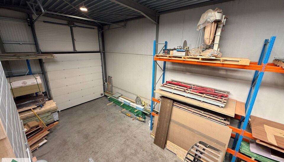 Bent u op zoek naar een functionele bedrijfsruimte met een combinatie van magazijn en kantoor op een strategische locatie? Dan is deze unit op bedrijvenpark Wielexco te Wielsbeke een interessante opportuniteit.
De bedrijfsruimte omvat 144 m&sup2; magazijnruim
