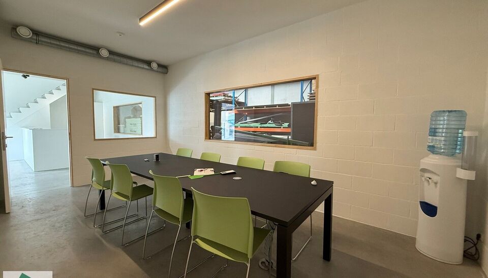 Bent u op zoek naar een functionele bedrijfsruimte met een combinatie van magazijn en kantoor op een strategische locatie? Dan is deze unit op bedrijvenpark Wielexco te Wielsbeke een interessante opportuniteit.
De bedrijfsruimte omvat 144 m&sup2; magazijnruim