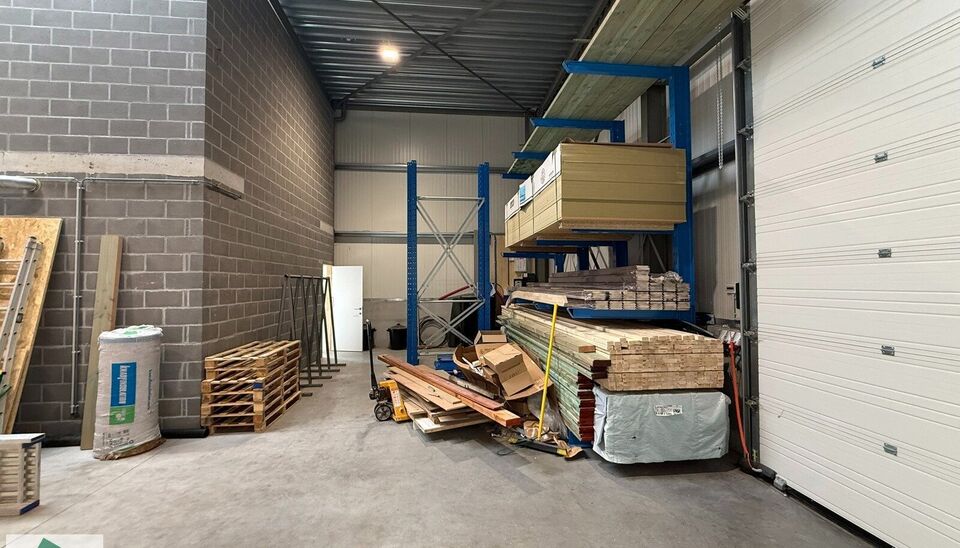 Bent u op zoek naar een functionele bedrijfsruimte met een combinatie van magazijn en kantoor op een strategische locatie? Dan is deze unit op bedrijvenpark Wielexco te Wielsbeke een interessante opportuniteit.
De bedrijfsruimte omvat 144 m&sup2; magazijnruim