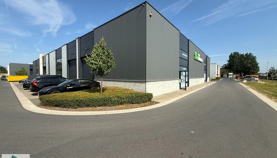 Bent u op zoek naar een functionele bedrijfsruimte met een combinatie van magazijn en kantoor op een strategische locatie? Dan is deze unit op bedrijvenpark Wielexco te Wielsbeke een interessante opportuniteit.
De bedrijfsruimte omvat 144 m&sup2; magazijnruim