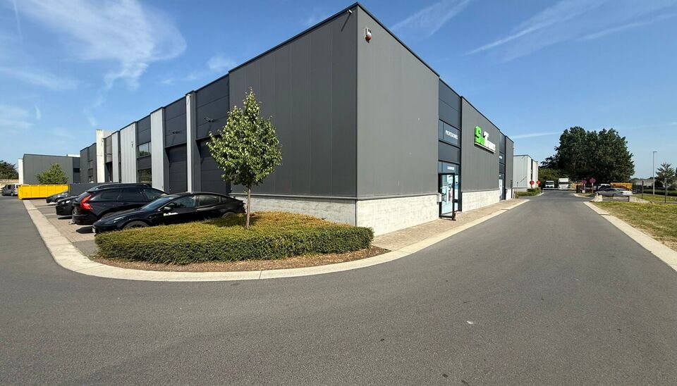 Bent u op zoek naar een functionele bedrijfsruimte met een combinatie van magazijn en kantoor op een strategische locatie? Dan is deze combinatie van 2 aangrenzende units in het bedrijvenpark Wielexco te Wielsbeke een interessante opportuniteit.
De bedrij