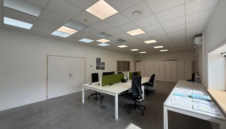 Bent u op zoek naar een functionele bedrijfsruimte met een combinatie van magazijn en kantoor op een strategische locatie? Dan is deze combinatie van 2 aangrenzende units in het bedrijvenpark Wielexco te Wielsbeke een interessante opportuniteit.
De bedrij