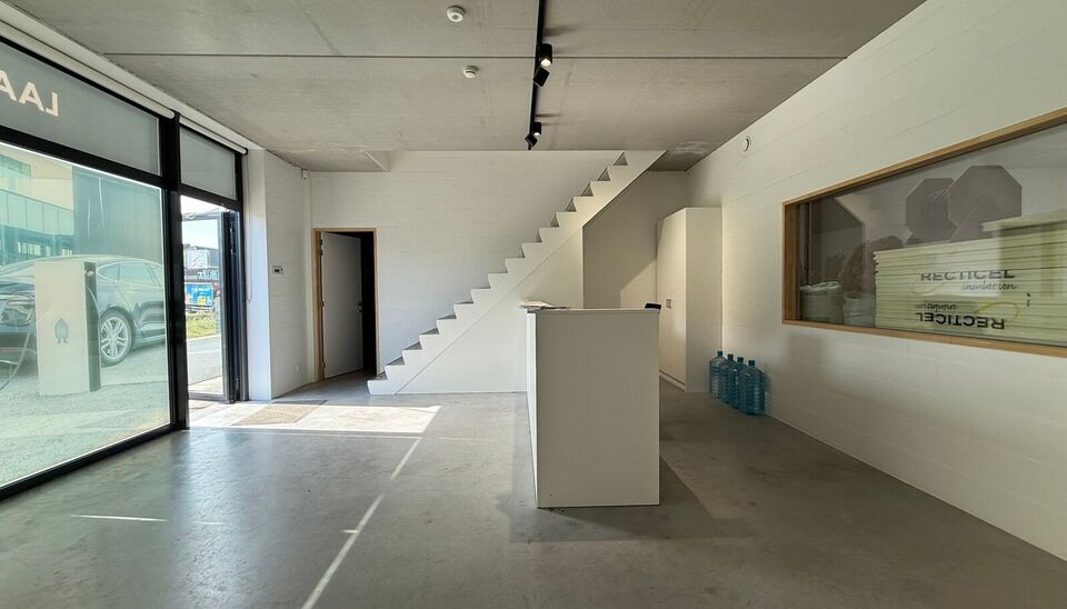 Bent u op zoek naar een functionele bedrijfsruimte met een combinatie van magazijn en kantoor op een strategische locatie? Dan is deze combinatie van 2 aangrenzende units in het bedrijvenpark Wielexco te Wielsbeke een interessante opportuniteit.
De bedrij