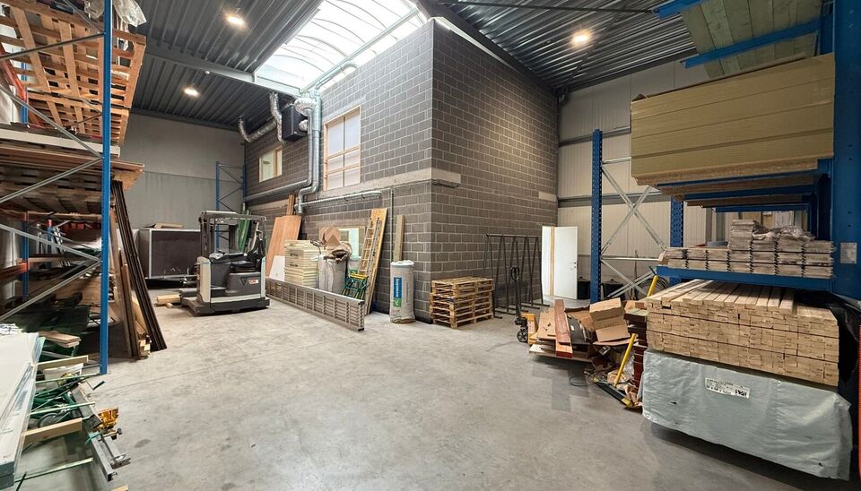 Bent u op zoek naar een functionele bedrijfsruimte met een combinatie van magazijn en kantoor op een strategische locatie? Dan is deze combinatie van 2 aangrenzende units in het bedrijvenpark Wielexco te Wielsbeke een interessante opportuniteit.
De bedrij