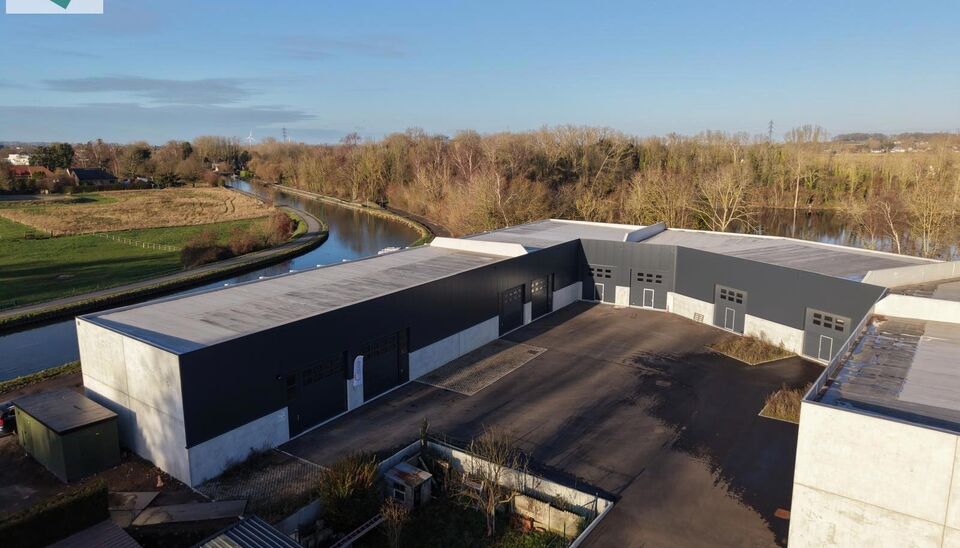 Nieuwbouw magazijn te koop van 144m&sup2; in bedrijvenpark "Denderparc" te Ath.
Deze KMO-units zijn strategisch gelegen langs de Chauss&eacute;e de Mons in Ath, een vlot bereikbare locatie voor zowel lokale ondernemers als bedrijven die actief zijn in de ruimere re