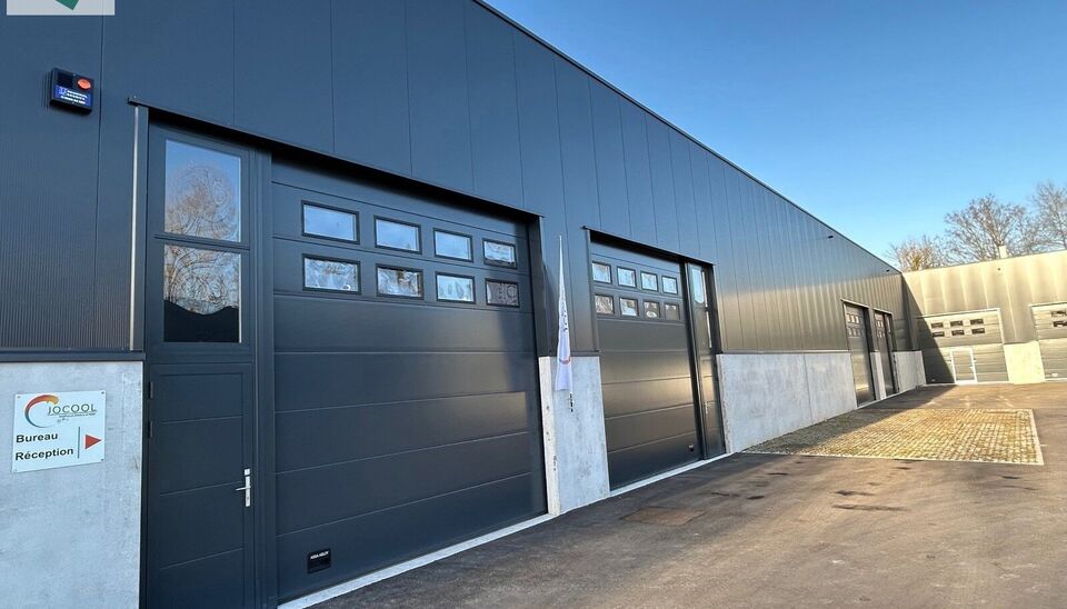 Nieuwbouw magazijn te koop van 263m&sup2; in bedrijvenpark "Denderparc" te Ath.
Deze KMO-units zijn strategisch gelegen langs de Chauss&eacute;e de Mons in Ath, een vlot bereikbare locatie voor zowel lokale ondernemers als bedrijven die actief zijn in de ruimere re