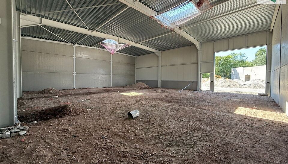 Langs de Pathoekeweg in Brugge verrijst binnenkort het KMO Park PORTIS, dit op de voormalige Philipssite. Met 49 afgewerkte KMO-Units, variërend van 199m² tot 1183m², verdeeld over nieuwbouw en vernieuwbouw bedrijfsgebouwen, biedt Portis een moderne en