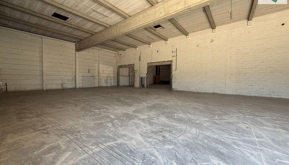 Langs de Pathoekeweg in Brugge verrijst binnenkort het KMO Park PORTIS, dit op de voormalige Philipssite. Met 49 afgewerkte KMO-Units, variërend van 199m² tot 1183m², verdeeld over nieuwbouw en vernieuwbouw bedrijfsgebouwen, biedt Portis een moderne en