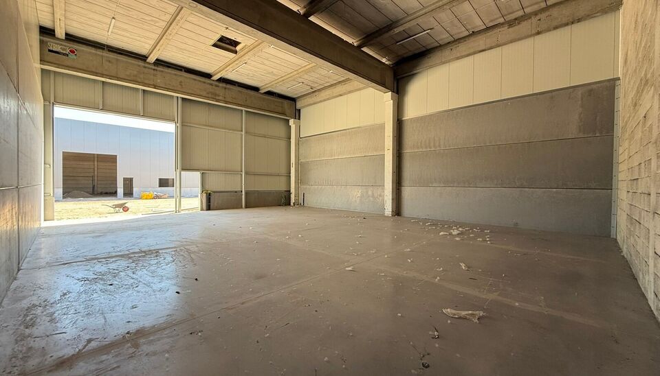 Langs de Pathoekeweg in Brugge verrijst binnenkort het KMO Park PORTIS, dit op de voormalige Philipssite. Met 49 afgewerkte KMO-Units, variërend van 199m² tot 1183m², verdeeld over nieuwbouw en vernieuwbouw bedrijfsgebouwen, biedt Portis een moderne en