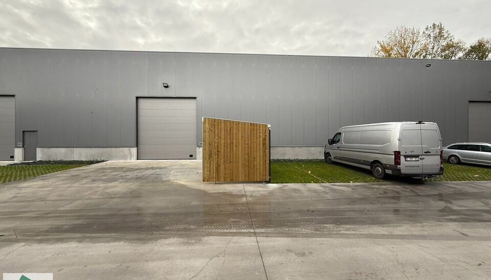 Langs de Pathoekeweg in Brugge verrijst binnenkort het KMO Park PORTIS, dit op de voormalige Philipssite. Met 49 afgewerkte KMO-Units, variërend van 210m² tot 823m², verdeeld over nieuwbouw en vernieuwbouw bedrijfsgebouwen, biedt Portis een moderne en 