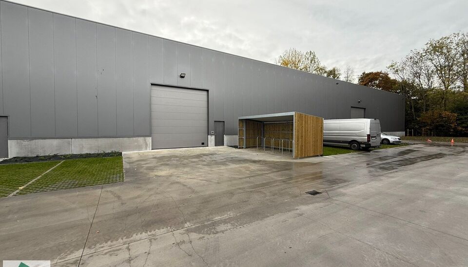 Langs de Pathoekeweg in Brugge verrijst binnenkort het KMO Park PORTIS, dit op de voormalige Philipssite. Met 49 afgewerkte KMO-Units, variërend van 210m² tot 823m², verdeeld over nieuwbouw en vernieuwbouw bedrijfsgebouwen, biedt Portis een moderne en 