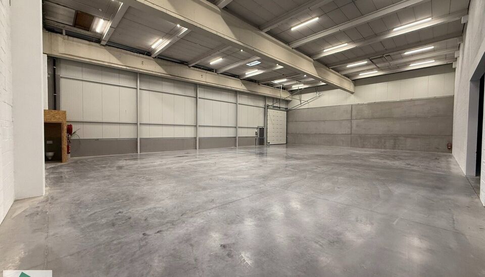 Langs de Pathoekeweg in Brugge verrijst binnenkort het KMO Park PORTIS, dit op de voormalige Philipssite. Met 49 afgewerkte KMO-Units, variërend van 210m² tot 823m², verdeeld over nieuwbouw en vernieuwbouw bedrijfsgebouwen, biedt Portis een moderne en 