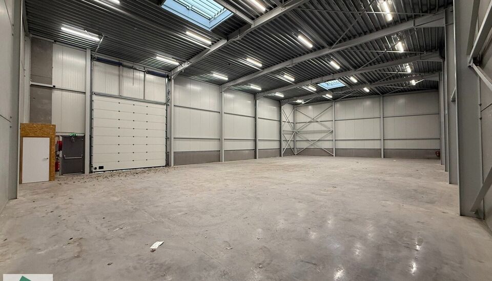 Langs de Pathoekeweg in Brugge verrijst binnenkort het KMO Park PORTIS, dit op de voormalige Philipssite. Met 49 afgewerkte KMO-Units, variërend van 210m² tot 823m², verdeeld over nieuwbouw en vernieuwbouw bedrijfsgebouwen, biedt Portis een moderne en 