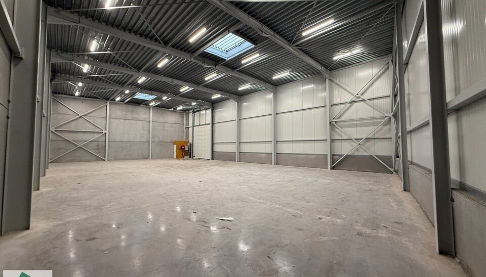 Langs de Pathoekeweg in Brugge verrijst binnenkort het KMO Park PORTIS, dit op de voormalige Philipssite. Met 49 afgewerkte KMO-Units, variërend van 210m² tot 823m², verdeeld over nieuwbouw en vernieuwbouw bedrijfsgebouwen, biedt Portis een moderne en 