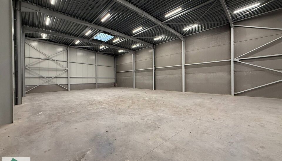 Langs de Pathoekeweg in Brugge verrijst binnenkort het KMO Park PORTIS, dit op de voormalige Philipssite. Met 49 afgewerkte KMO-Units, variërend van 210m² tot 823m², verdeeld over nieuwbouw en vernieuwbouw bedrijfsgebouwen, biedt Portis een moderne en 