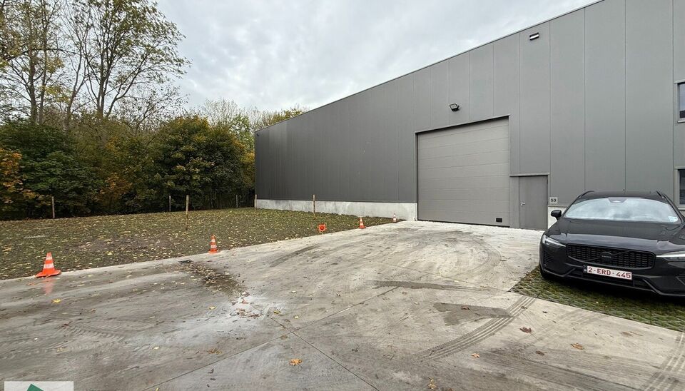 Langs de Pathoekeweg in Brugge verrijst binnenkort het KMO Park PORTIS, dit op de voormalige Philipssite. Met 49 afgewerkte KMO-Units, variërend van 210m² tot 823m², verdeeld over nieuwbouw en vernieuwbouw bedrijfsgebouwen, biedt Portis een moderne en 