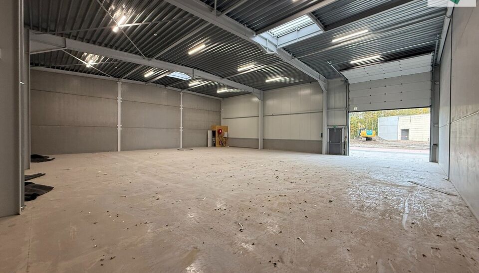 Langs de Pathoekeweg in Brugge verrijst binnenkort het KMO Park PORTIS, dit op de voormalige Philipssite. Met 49 afgewerkte KMO-Units, variërend van 210m² tot 823m², verdeeld over nieuwbouw en vernieuwbouw bedrijfsgebouwen, biedt Portis een moderne en 