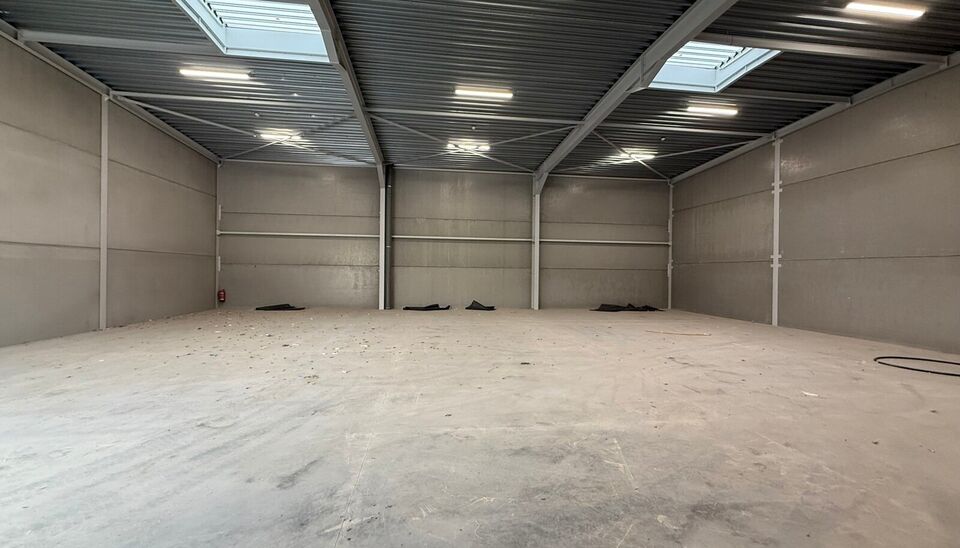 Langs de Pathoekeweg in Brugge verrijst binnenkort het KMO Park PORTIS, dit op de voormalige Philipssite. Met 49 afgewerkte KMO-Units, variërend van 210m² tot 823m², verdeeld over nieuwbouw en vernieuwbouw bedrijfsgebouwen, biedt Portis een moderne en 