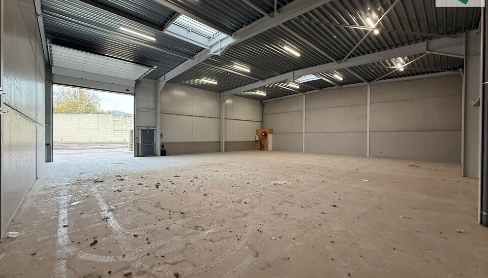 Langs de Pathoekeweg in Brugge verrijst binnenkort het KMO Park PORTIS, dit op de voormalige Philipssite. Met 49 afgewerkte KMO-Units, variërend van 210m² tot 823m², verdeeld over nieuwbouw en vernieuwbouw bedrijfsgebouwen, biedt Portis een moderne en 