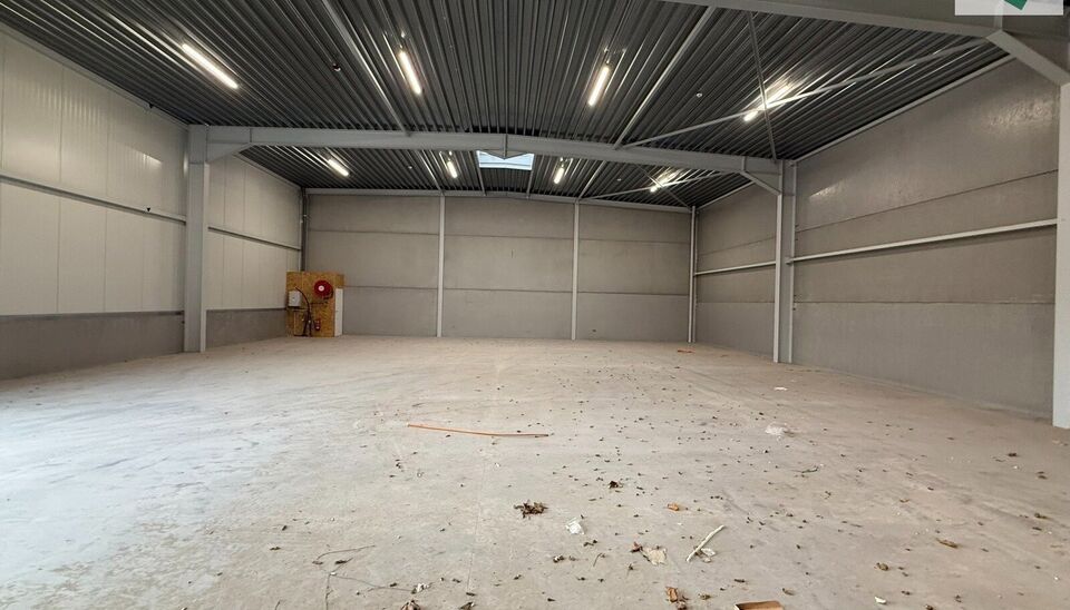 Langs de Pathoekeweg in Brugge verrijst binnenkort het KMO Park PORTIS, dit op de voormalige Philipssite. Met 49 afgewerkte KMO-Units, variërend van 210m² tot 823m², verdeeld over nieuwbouw en vernieuwbouw bedrijfsgebouwen, biedt Portis een moderne en 