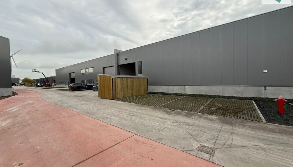 Langs de Pathoekeweg in Brugge verrijst binnenkort het KMO Park PORTIS, dit op de voormalige Philipssite. Met 49 afgewerkte KMO-Units, vari&euml;rend van 210m&sup2; tot 823m&sup2;, verdeeld over nieuwbouw en vernieuwbouw bedrijfsgebouwen, biedt Portis een moderne en 
