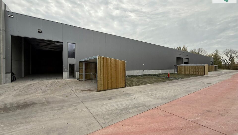 Langs de Pathoekeweg in Brugge verrijst binnenkort het KMO Park PORTIS, dit op de voormalige Philipssite. Met 49 afgewerkte KMO-Units, vari&euml;rend van 210m&sup2; tot 823m&sup2;, verdeeld over nieuwbouw en vernieuwbouw bedrijfsgebouwen, biedt Portis een moderne en 