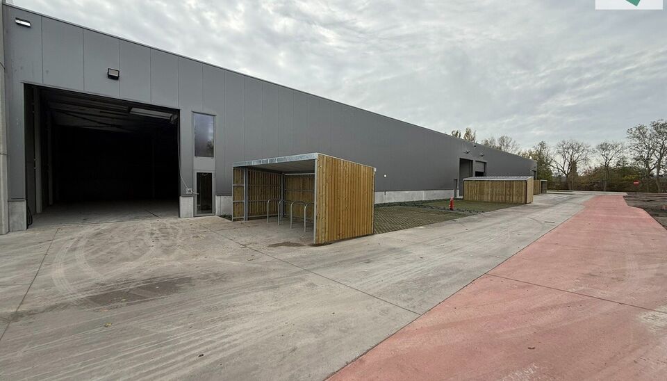 Langs de Pathoekeweg in Brugge verrijst binnenkort het KMO Park PORTIS, dit op de voormalige Philipssite. Met 49 afgewerkte KMO-Units, vari&euml;rend van 210m&sup2; tot 823m&sup2;, verdeeld over nieuwbouw en vernieuwbouw bedrijfsgebouwen, biedt Portis een moderne en 