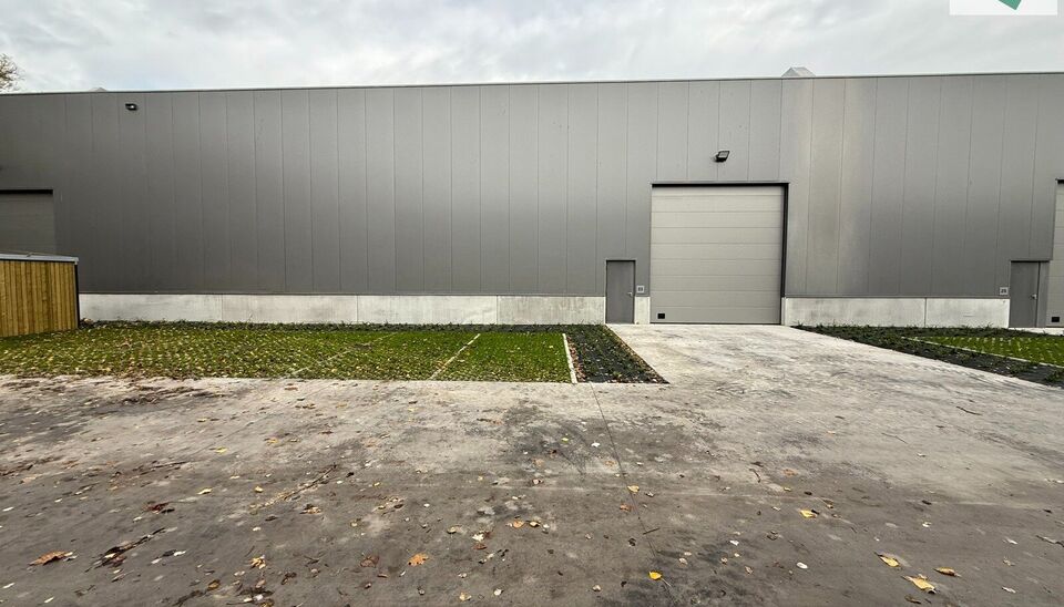 Langs de Pathoekeweg in Brugge verrijst binnenkort het KMO Park PORTIS, dit op de voormalige Philipssite. Met 49 afgewerkte KMO-Units, variërend van 210m² tot 823m², verdeeld over nieuwbouw en vernieuwbouw bedrijfsgebouwen, biedt Portis een moderne en 