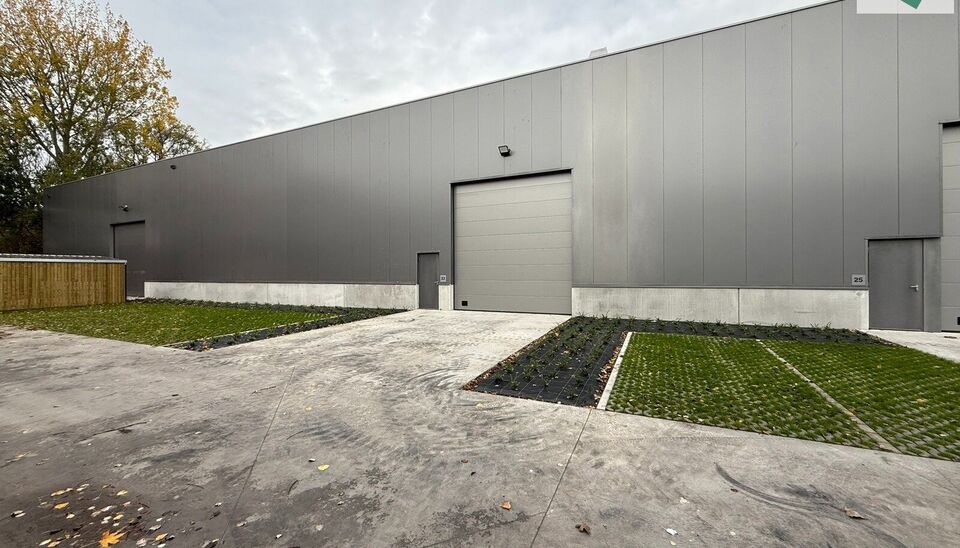 Langs de Pathoekeweg in Brugge verrijst binnenkort het KMO Park PORTIS, dit op de voormalige Philipssite. Met 49 afgewerkte KMO-Units, variërend van 210m² tot 823m², verdeeld over nieuwbouw en vernieuwbouw bedrijfsgebouwen, biedt Portis een moderne en 