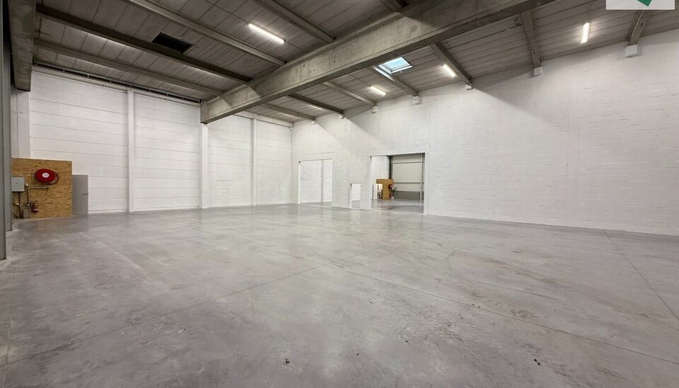 Langs de Pathoekeweg in Brugge verrijst binnenkort het KMO Park PORTIS, dit op de voormalige Philipssite. Met 49 afgewerkte KMO-Units, variërend van 210m² tot 823m², verdeeld over nieuwbouw en vernieuwbouw bedrijfsgebouwen, biedt Portis een moderne en 