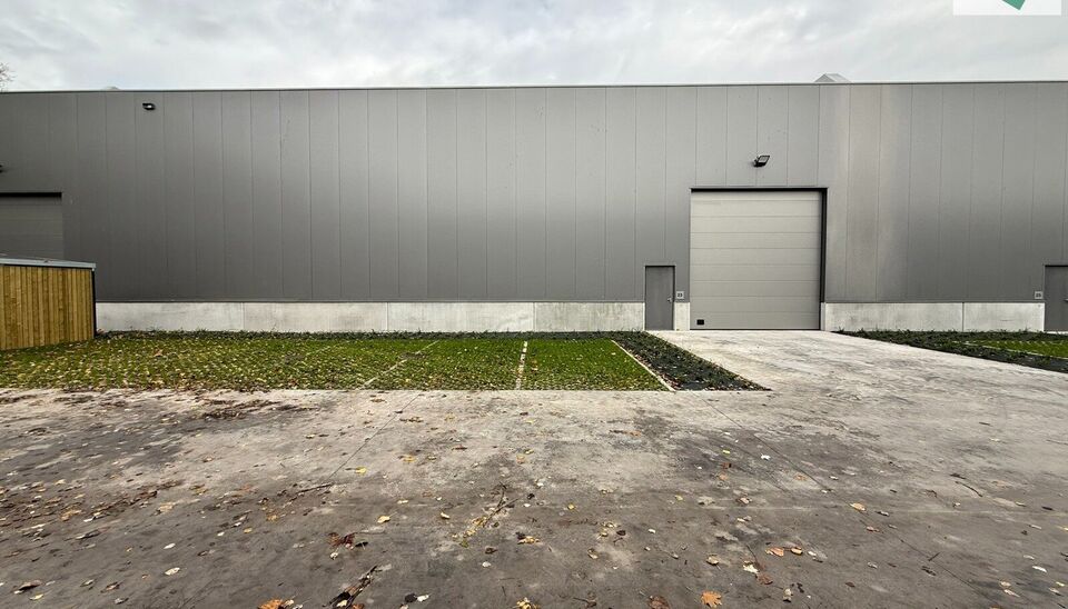 Langs de Pathoekeweg in Brugge verrijst binnenkort het KMO Park PORTIS, dit op de voormalige Philipssite. Met 49 afgewerkte KMO-Units, variërend van 210m² tot 823m², verdeeld over nieuwbouw en vernieuwbouw bedrijfsgebouwen, biedt Portis een moderne en 