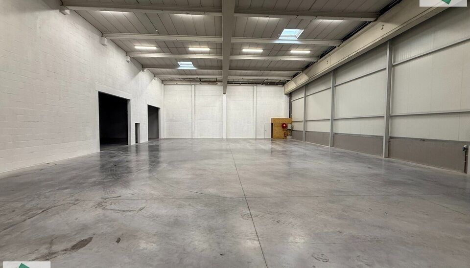 Langs de Pathoekeweg in Brugge verrijst binnenkort het KMO Park PORTIS, dit op de voormalige Philipssite. Met 49 afgewerkte KMO-Units, variërend van 210m² tot 823m², verdeeld over nieuwbouw en vernieuwbouw bedrijfsgebouwen, biedt Portis een moderne en 