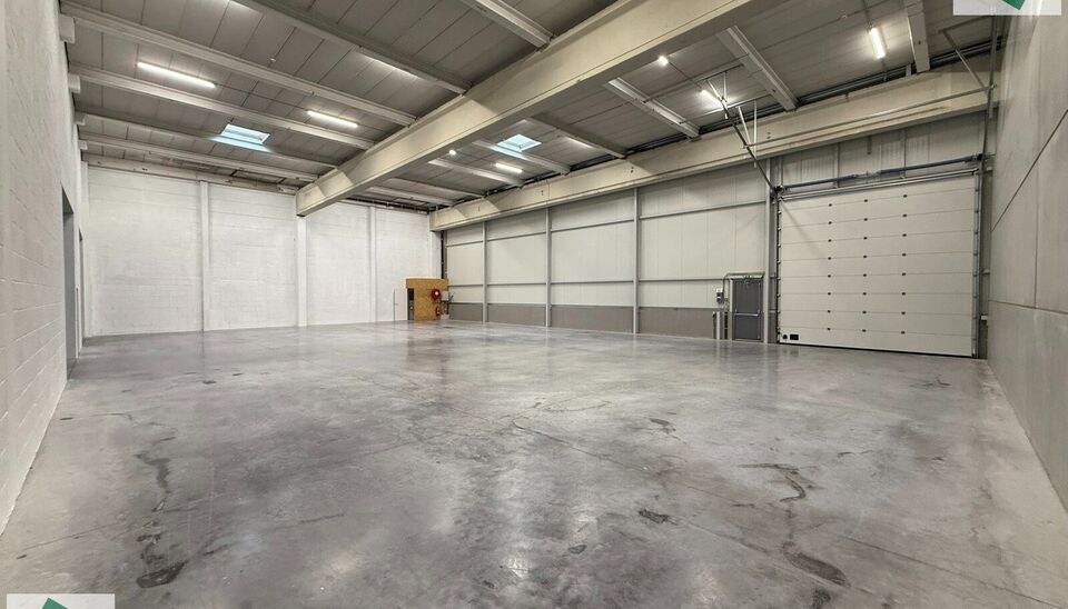 Langs de Pathoekeweg in Brugge verrijst binnenkort het KMO Park PORTIS, dit op de voormalige Philipssite. Met 49 afgewerkte KMO-Units, variërend van 210m² tot 823m², verdeeld over nieuwbouw en vernieuwbouw bedrijfsgebouwen, biedt Portis een moderne en 