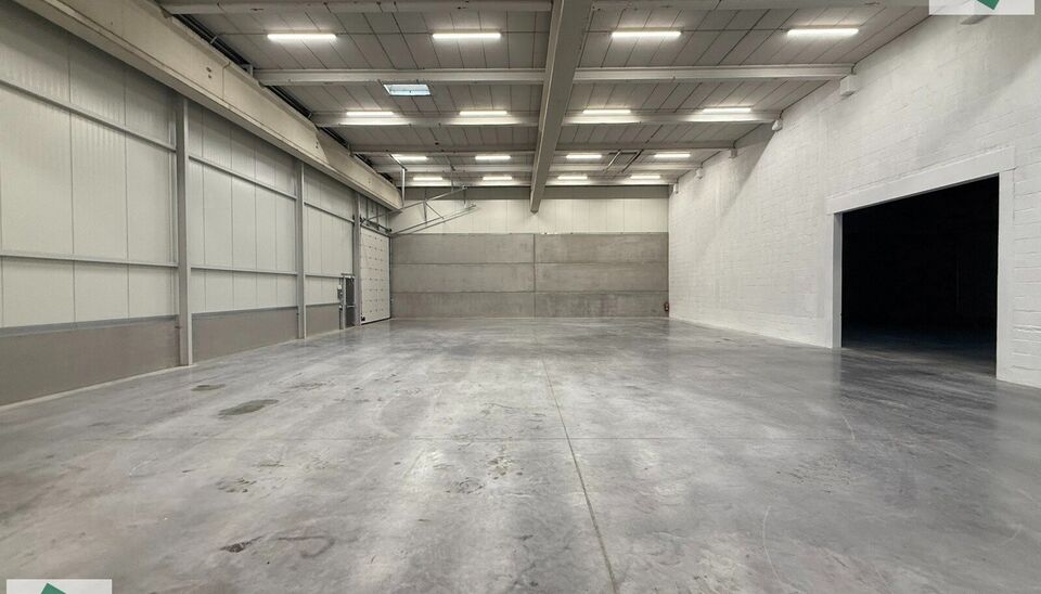 Langs de Pathoekeweg in Brugge verrijst binnenkort het KMO Park PORTIS, dit op de voormalige Philipssite. Met 49 afgewerkte KMO-Units, variërend van 210m² tot 823m², verdeeld over nieuwbouw en vernieuwbouw bedrijfsgebouwen, biedt Portis een moderne en 