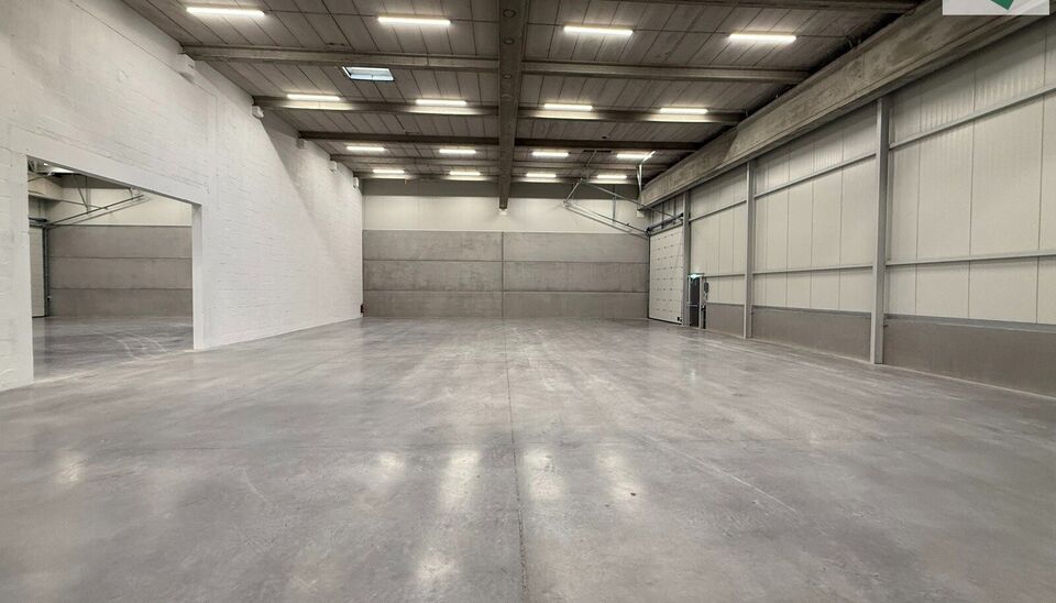 Langs de Pathoekeweg in Brugge verrijst binnenkort het KMO Park PORTIS, dit op de voormalige Philipssite. Met 49 afgewerkte KMO-Units, variërend van 210m² tot 823m², verdeeld over nieuwbouw en vernieuwbouw bedrijfsgebouwen, biedt Portis een moderne en 