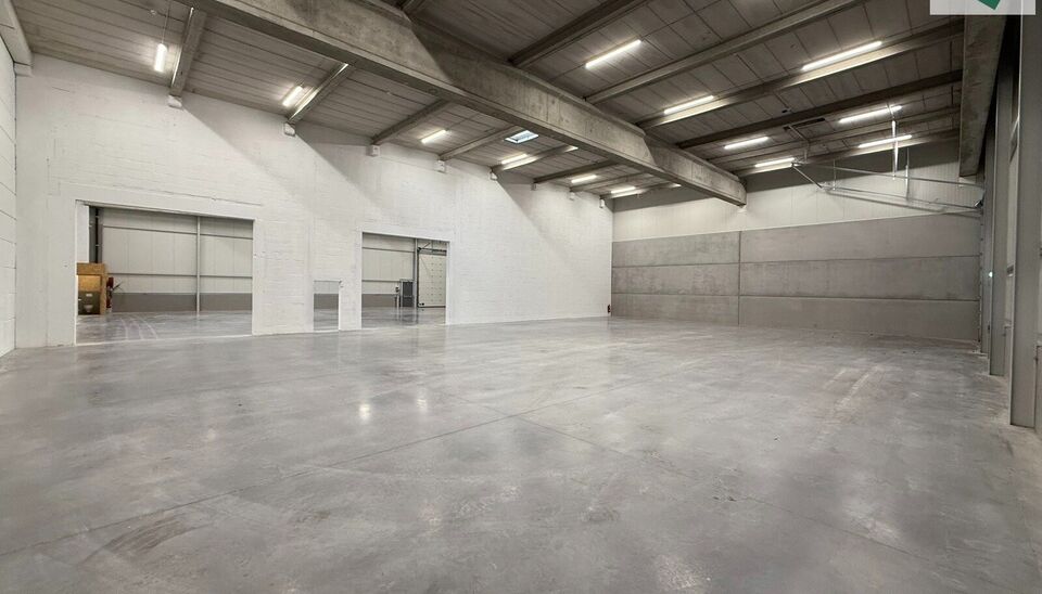 Langs de Pathoekeweg in Brugge verrijst binnenkort het KMO Park PORTIS, dit op de voormalige Philipssite. Met 49 afgewerkte KMO-Units, variërend van 210m² tot 823m², verdeeld over nieuwbouw en vernieuwbouw bedrijfsgebouwen, biedt Portis een moderne en 