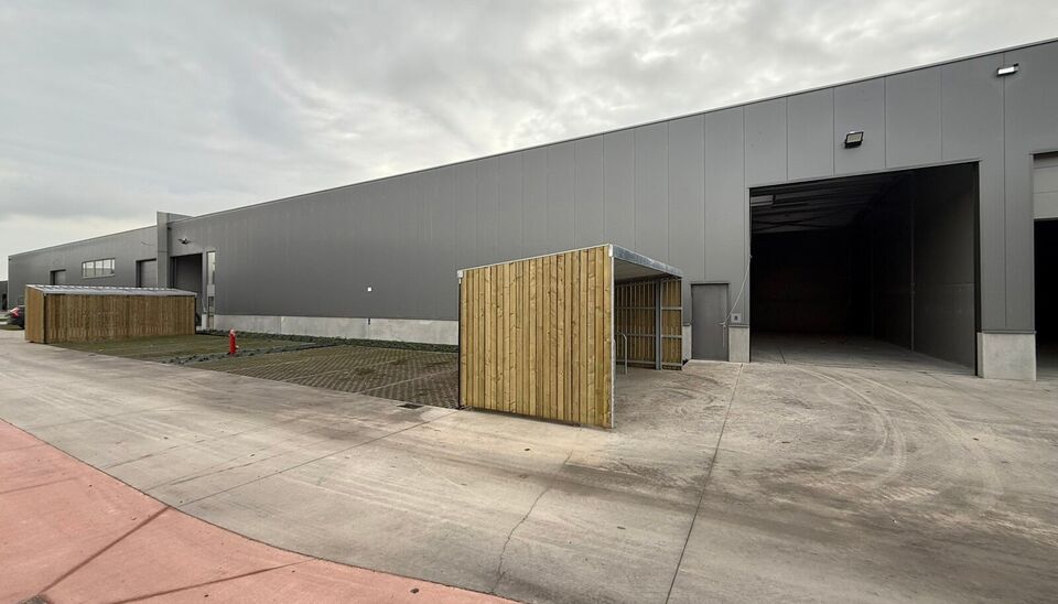 Langs de Pathoekeweg in Brugge verrijst binnenkort het KMO Park PORTIS, dit op de voormalige Philipssite. Met 49 afgewerkte KMO-Units, vari&euml;rend van 210m&sup2; tot 823m&sup2;, verdeeld over nieuwbouw en vernieuwbouw bedrijfsgebouwen, biedt Portis een moderne en 