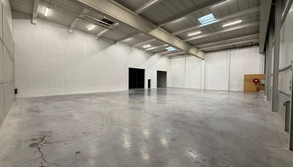 Langs de Pathoekeweg in Brugge verrijst binnenkort het KMO Park PORTIS, dit op de voormalige Philipssite. Met 49 afgewerkte KMO-Units, vari&euml;rend van 210m&sup2; tot 823m&sup2;, verdeeld over nieuwbouw en vernieuwbouw bedrijfsgebouwen, biedt Portis een moderne en 